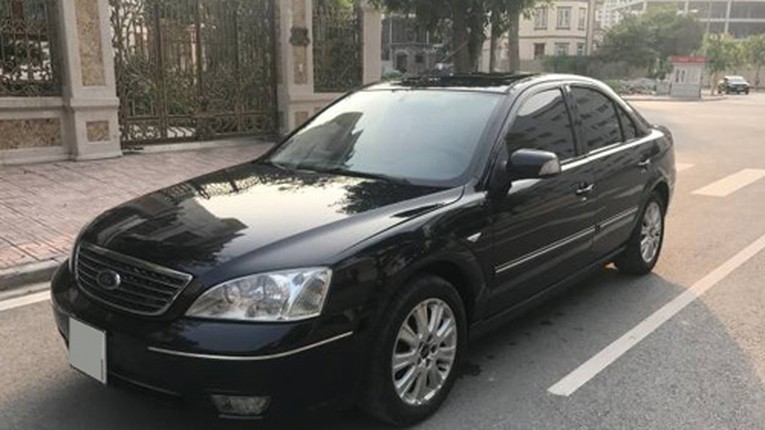 &quot;Soi&quot; xe sang Mercedes va BMW gia chi 300 trieu tai VN-Hinh-11